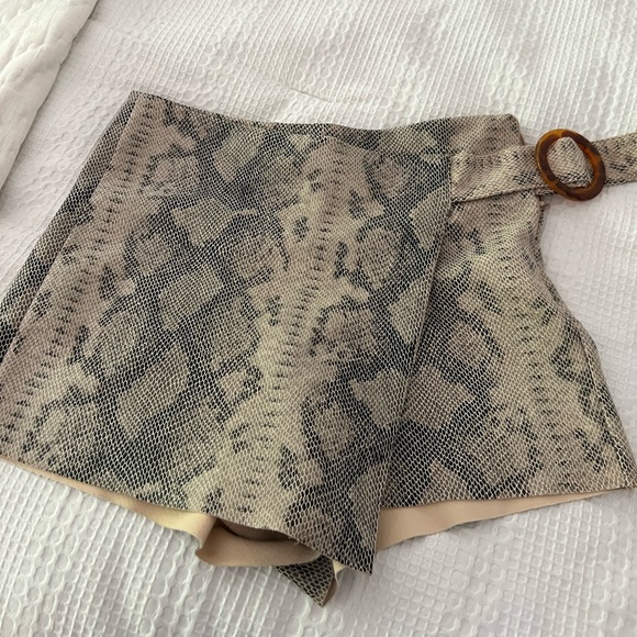 Zara Snakeskin print skort. There are shorts inside the skirt. - Picture 1 of 4